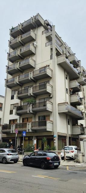 Via Marchese di Villabianca ufficio open space con soppalco in Affitto / vendita